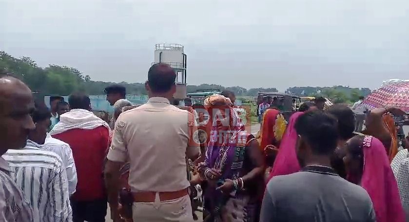 नालंदा: बिजली व पानी के समस्या से तंग आकर ग्रामीणों ने बिहटा-सरमेरा मुख्य मार्ग को किया जाम 3