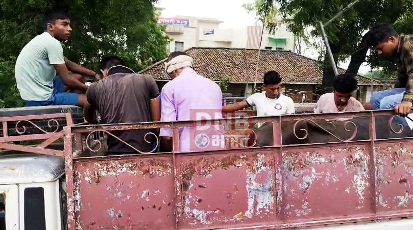 कैमूर पुलिस की बड़ी कार्यवाही, पिकअप से चोरी की दो मवेशी के साथ चार चोर गिरफ्तार 2