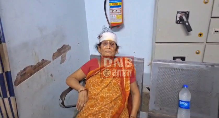 बेगूसराय में पानी बहाने के विवाद में दबंग पड़ोसियों ने घर में घुसकर पति-पत्नी और मां को मारपीट कर किया बुरी तरह से  जख्मी 2