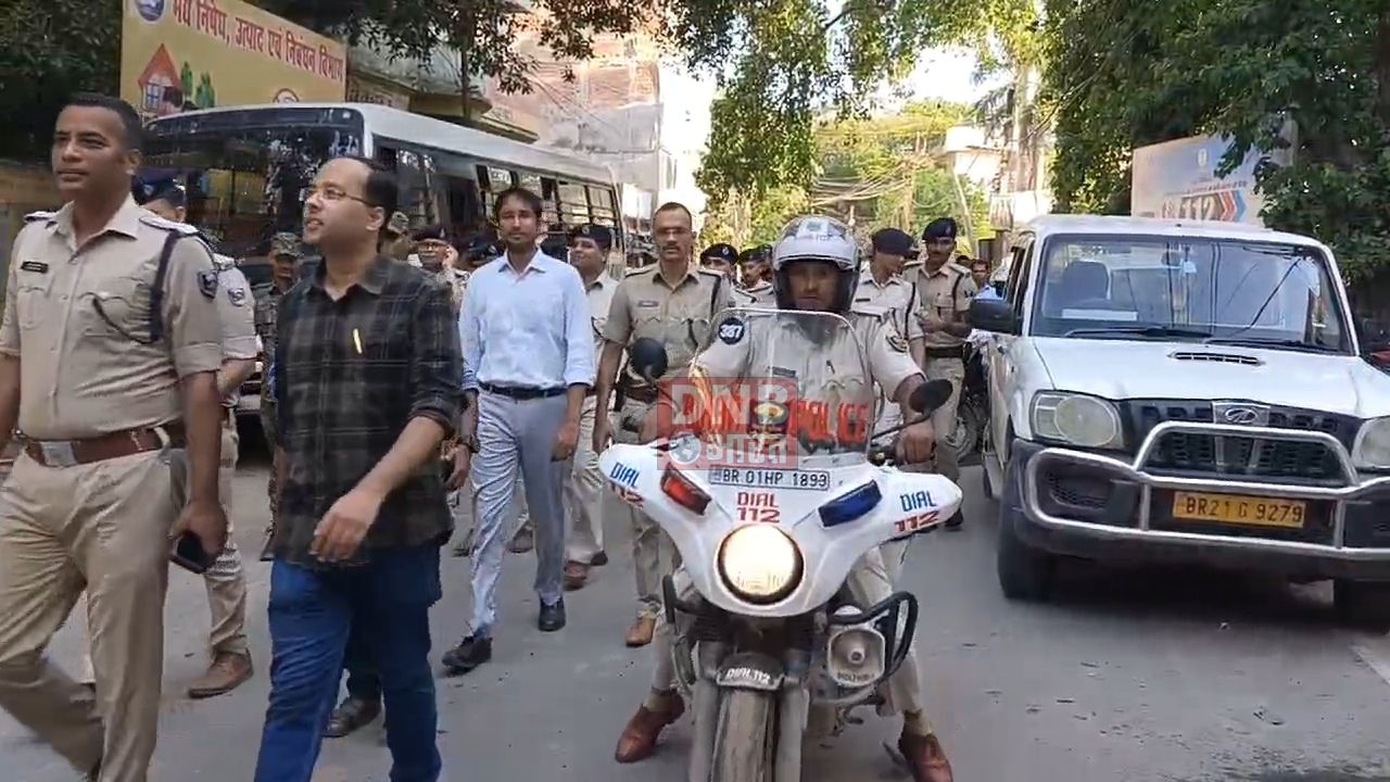 मोहर्रम को लेकर बिहार थाना परिसर से निकाला गया फ्लैग मार्च, डीएम एसपी सीआरपीएफ एवं अन्य सुरक्षा बलो ने शहर के संवेदनशील इलाकों में किया फ्लैग मार्च 3