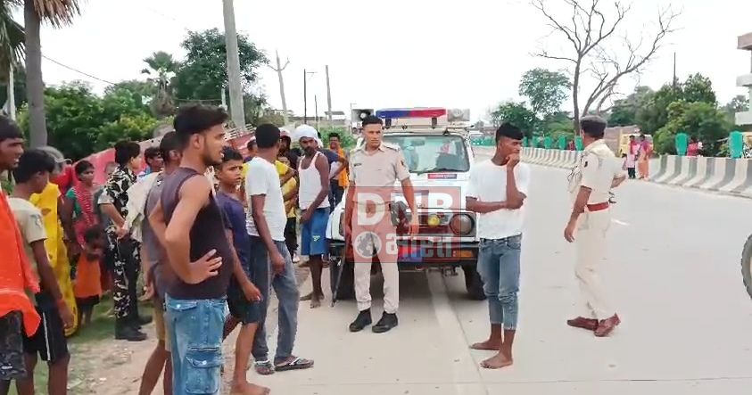 नवादा: बतासा भरे टेंपो अनियंत्रित होकर पलटी, बाल बाल बचे चालक 2