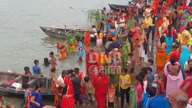 नागपंचमी के मौके पर विभिन्न गंगा घाटों पर श्रद्धालुओं की जुटी भीड़, श्रद्धालुओ ने गंगा स्नान के बाद नीम और कुश का गांठ लगाया 2