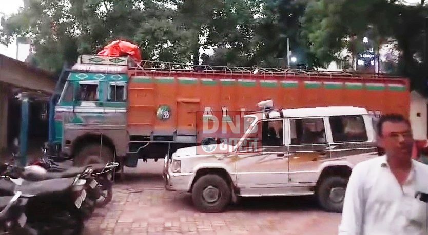 बेगूसराय में शराब माफियाओं के खिलाफ पुलिस ने बड़ी कार्रवाई करते हुए एक ट्रक से भारी मात्रा में शराब को किया बरामद 2