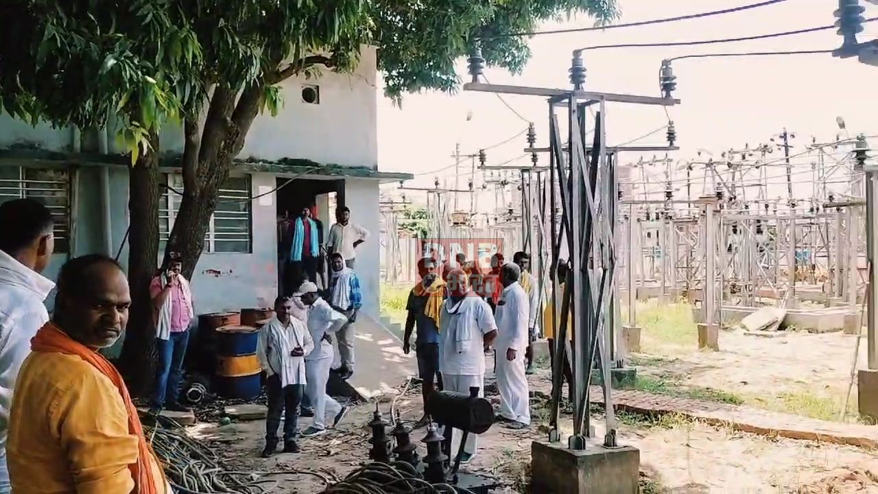 कैमूर: भीषण गर्मी में बिजली कटौती से परेशान बरेज गांव के ग्रामीणों ने मोहनिया बिजली विभाग का किया घेराव 3