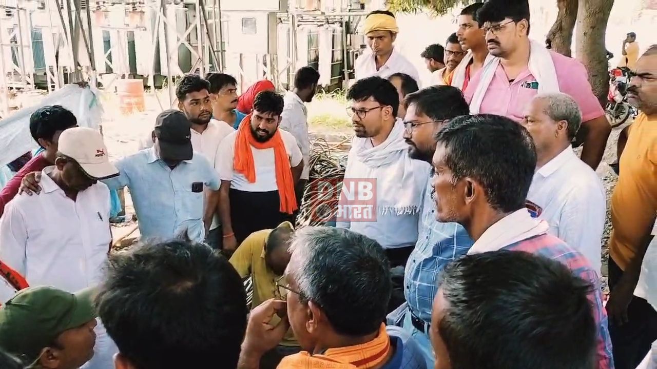 कैमूर: भीषण गर्मी में बिजली कटौती से परेशान बरेज गांव के ग्रामीणों ने मोहनिया बिजली विभाग का किया घेराव 4