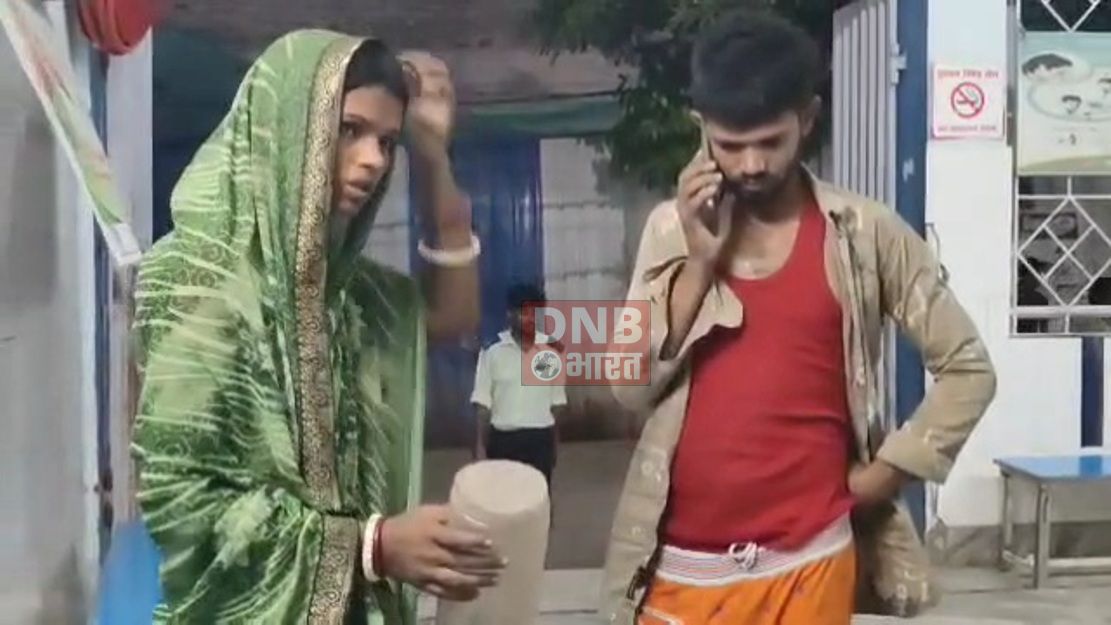 बेगूसराय में एक महिला को जहरीले सांप ने काट लिया, महिला के परिजनों ने सांप को डब्बा में बंदकर ईलाज के लिए पहुँच गए सदर अस्पताल 3