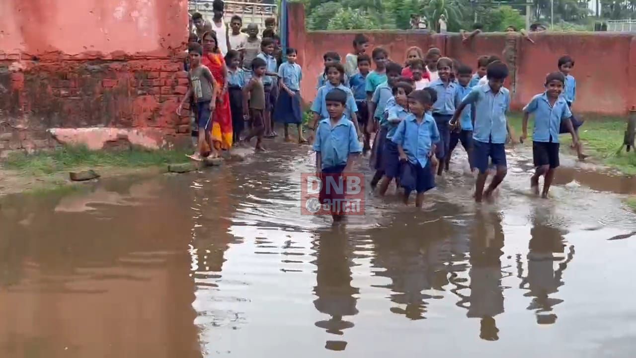 बिहार शरीफ स्मार्ट सिटी का दावा हुआ खोखला साबित, पहली बरसात में वार्ड नंबर 51बाजितपुर हुआ पानी पानी,सरकारी स्कूल में घुसा बरसात का पानी 4