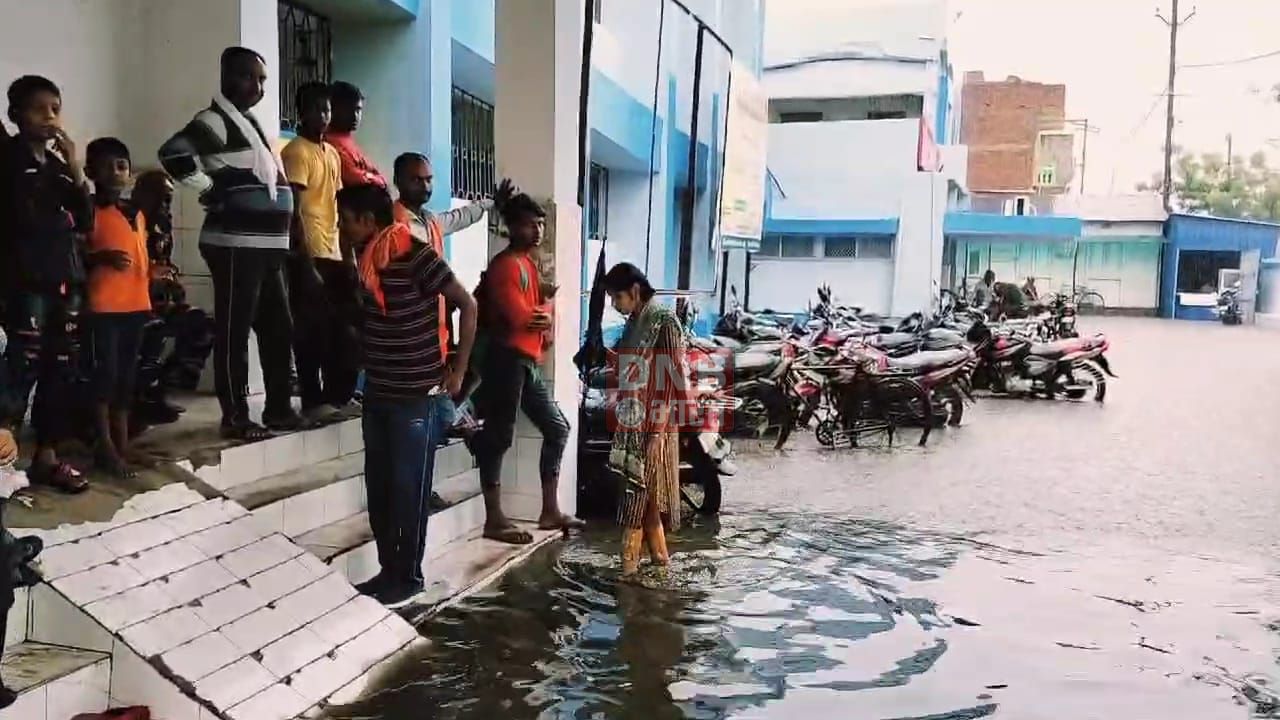 कैमूर: पहली बारिश में डूबा अनुमंडल अस्पताल, ट्रामा सेंटर सहित कई वार्डों में घुसा पानी, जलजमाव के बीच बेड पर मरीजों का चल रहा इलाज 2
