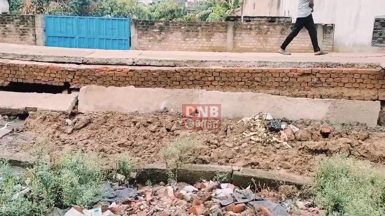 कैमूर: बनने के एक माह बाद ही धंस गया पीसीसी सड़क और नाला,एसडीएम ने कहा होगी कार्यवाही 3