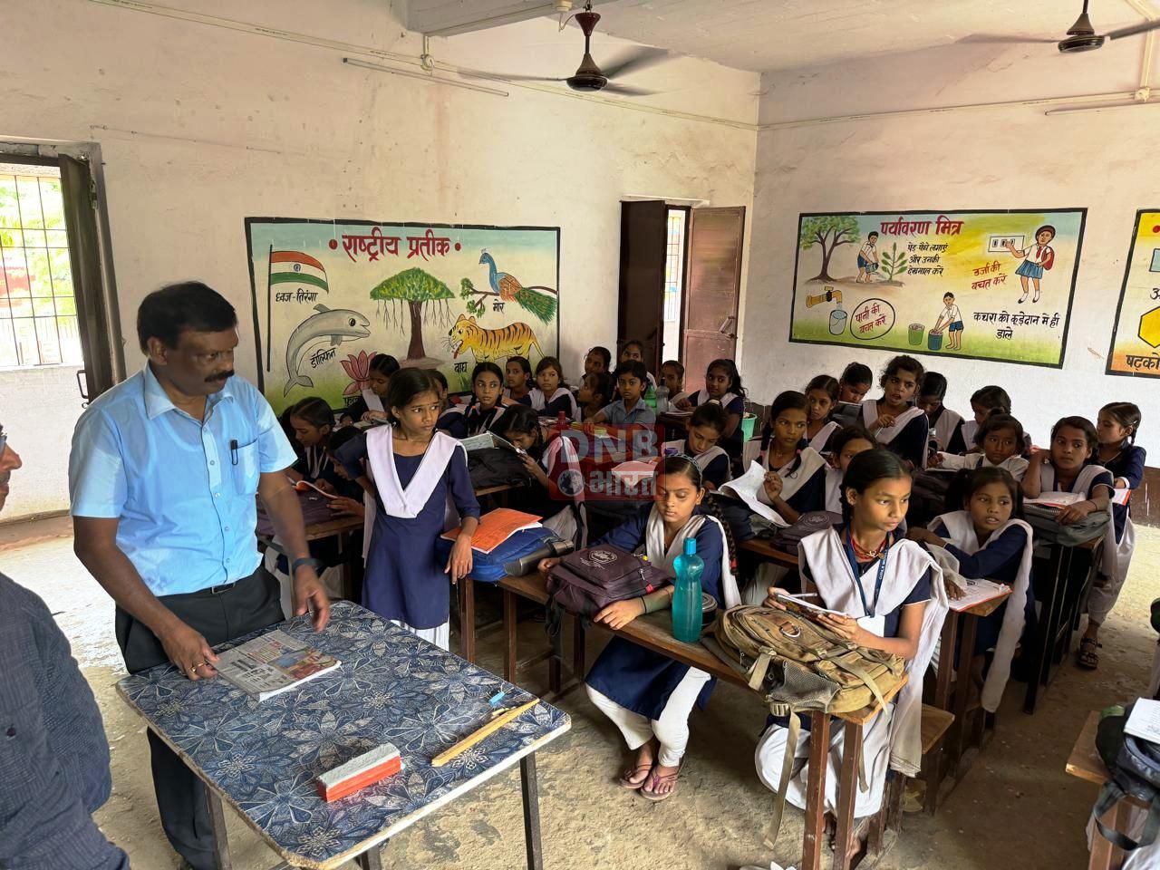 शिक्षा विभाग के प्रधान सचिव ने छात्रों के साथ पैदल पहुंचकर विद्यालय के एचएम से मिलकर स्थिति का लिया जायजा 2