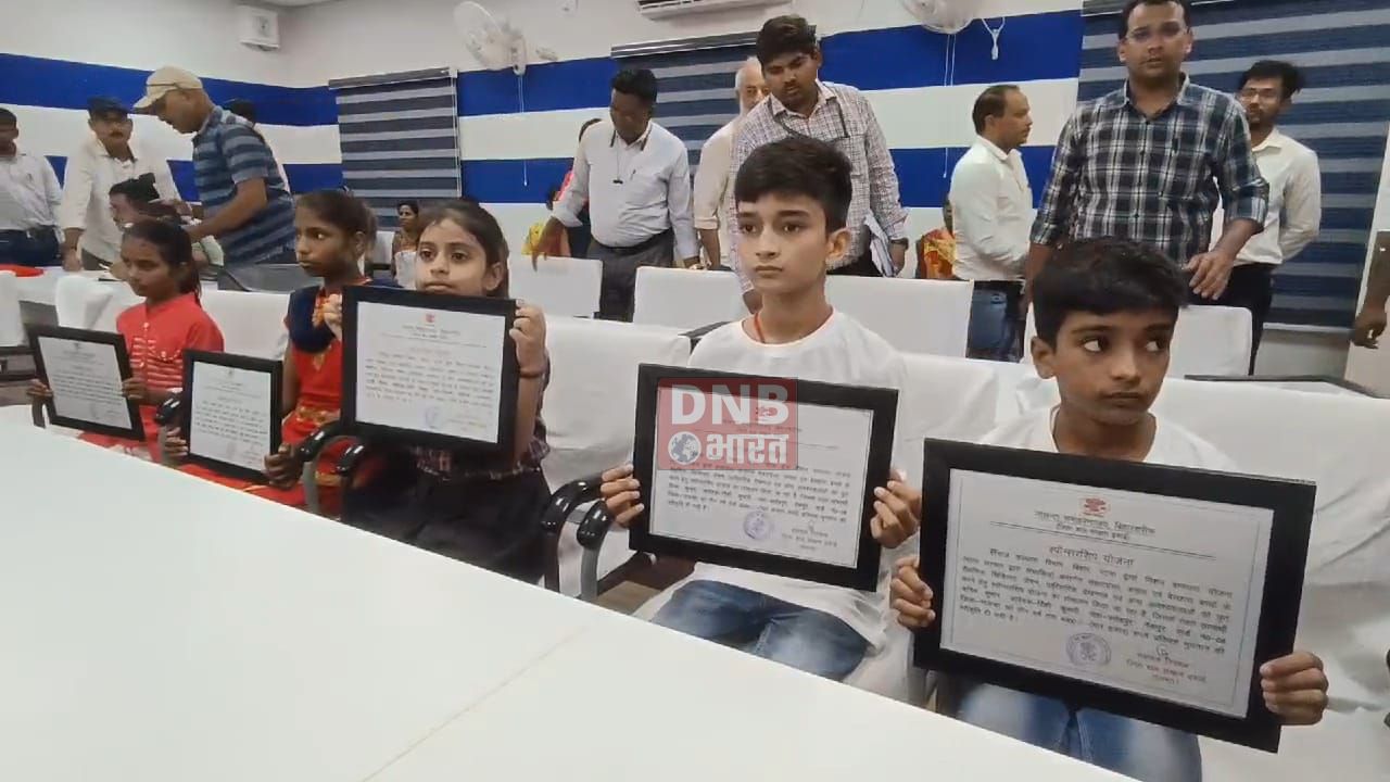 प्रभारी मंत्री विजय कुमार चौधरी पहुंचे नालंदा, बिहार शरीफ समाहरणायलय में समाज कल्याण विभाग के तहत प्रमाण पत्र एवं अभियान बसेरा के तहत लोगो के बीच बंदोबस्ती प्रमाण पत्र किया का वितरण 3