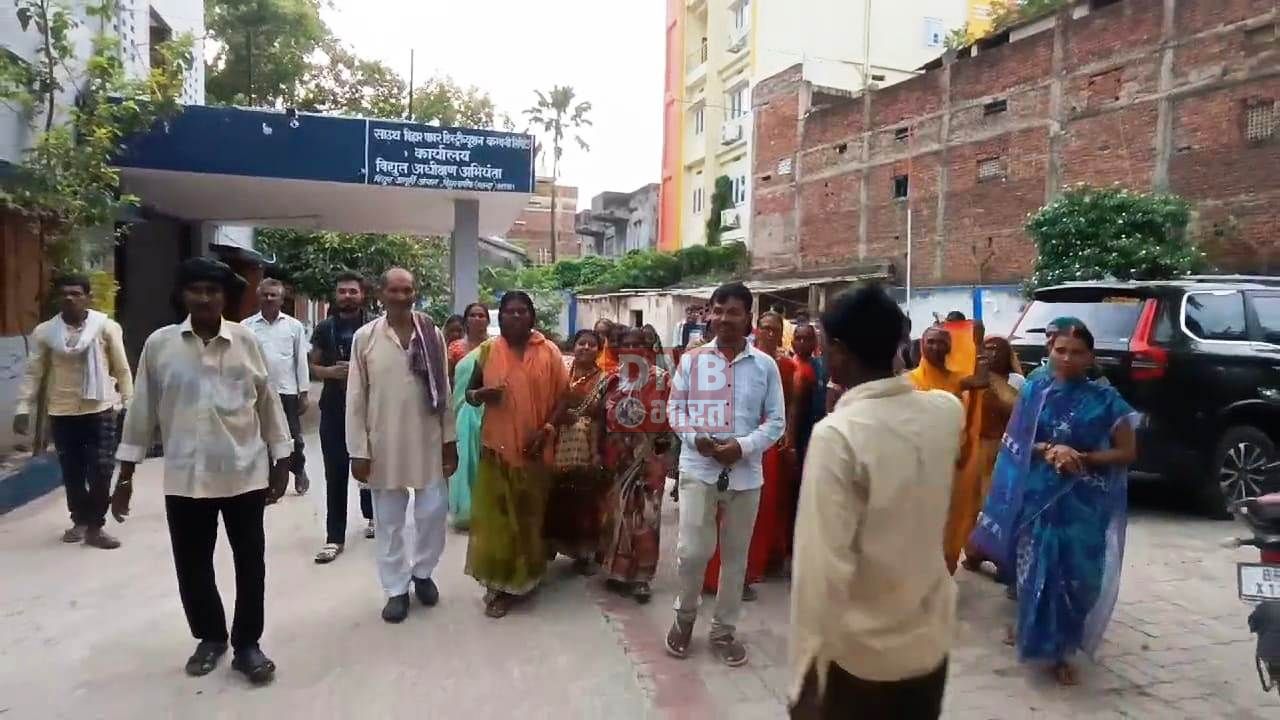 लगातार दस दिनों से भीषण गर्मी का दंश झेल रहे ग्रामीणों ने साउथ बिहार पावर डिस्ट्रीब्यूशन कार्यालय पहुंचकर लगाई गुहार 3