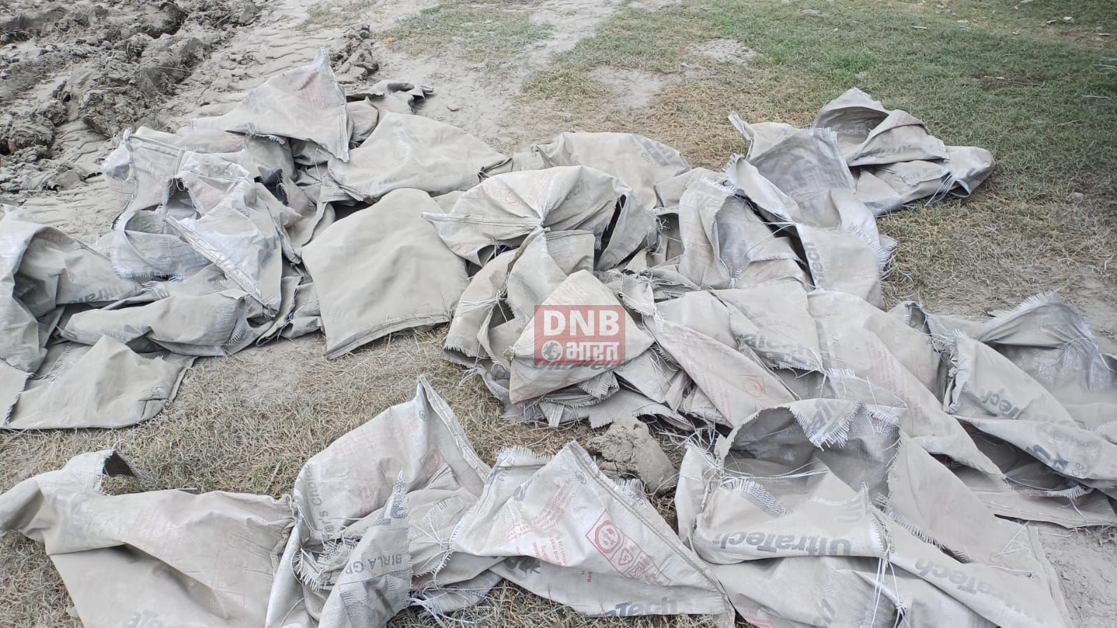 घटिया सड़क निर्माण कार्य को देख ग्रामीण ने निर्माण कार्य को रोका, R.W.D कर्मी द्वारा समझाने बुझाने पर कार्य किया गया शुरू 4
