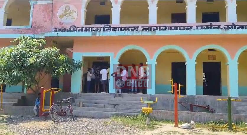 मिड डे मील में पिल्लू देख भड़के छात्र, हंगामा करते हुए फेंका मध्यान भोजन 3
