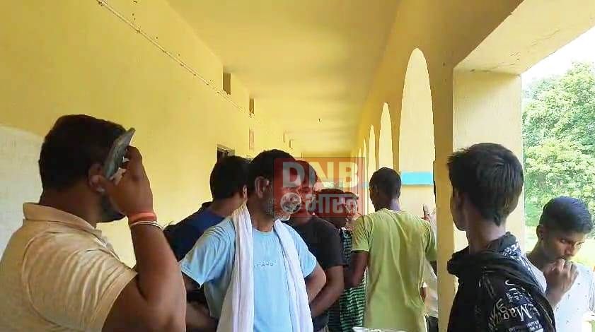 मिड डे मील में पिल्लू देख भड़के छात्र, हंगामा करते हुए फेंका मध्यान भोजन 4