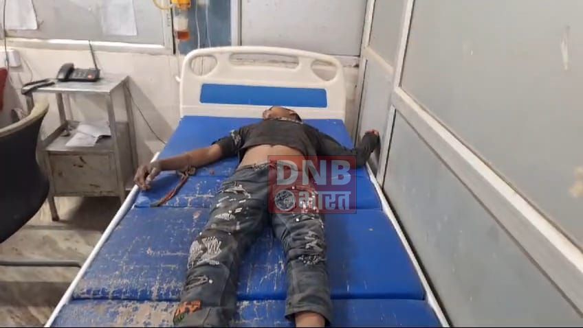 बेटे को सांप से बचाने पहुंचे पिता को सांप ने बनाया निशाना,पति को गंभीर देख पत्नी ने सांप पकड़कर पति के साथ पहुंचा अस्पताल 2
