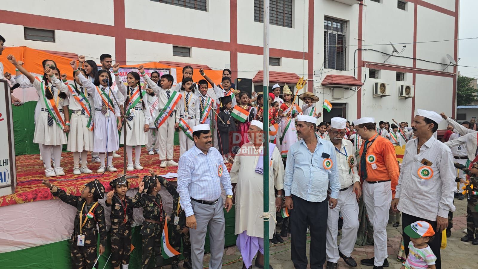 संत पॉल पब्लिक स्कूल तेघड़ा में 78 वें स्वाधीनता दिवस के अवसर पर समारोह पूर्वक किया गया झंडोतोलन 4