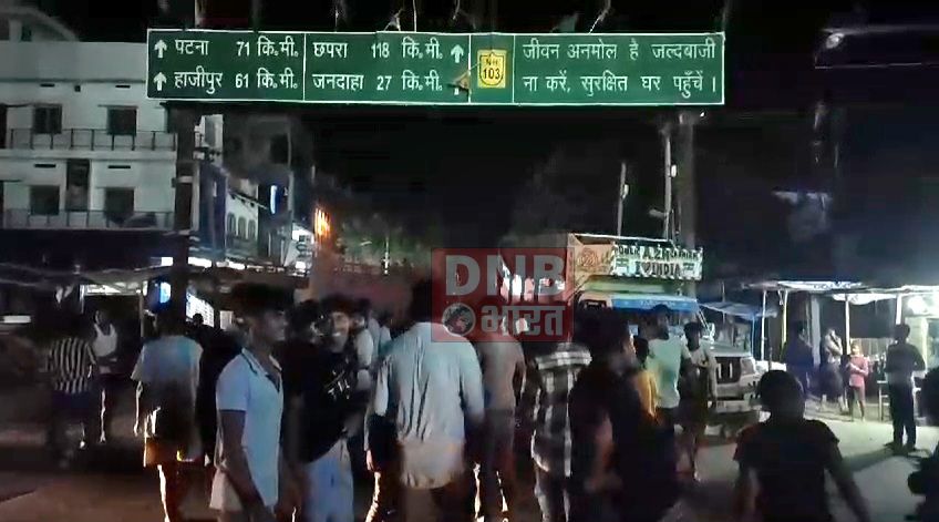बिजली आपूर्ति की समस्या को लेकर आक्रोशित लोगों ने किया सड़क जाम, सूचना पर पहुंचे पुलिस पदाधिकारी पर शराब पीने का आरोप लगाकर किया हंगामा  2