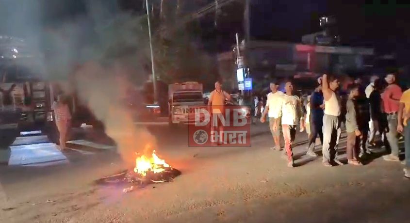 बिजली आपूर्ति की समस्या को लेकर आक्रोशित लोगों ने किया सड़क जाम, सूचना पर पहुंचे पुलिस पदाधिकारी पर शराब पीने का आरोप लगाकर किया हंगामा  4