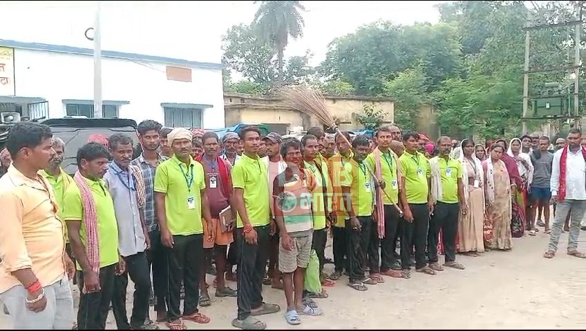 हरनौत नगर पंचायत के सफाई कर्मचारीयों ने विभिन्न मांगो को लेकर गए हड़ताल पर, वेतन भुगतान एवं पीएफ गबन का है आरोप 4