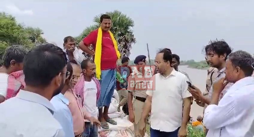 नालंदा: जिलाधिकारी शशांक शुभंकर ने बाढ़ प्रभावित इलाके में बांध कटाव, मरम्मती कार्य प्रगति का किया निरीक्षण 2