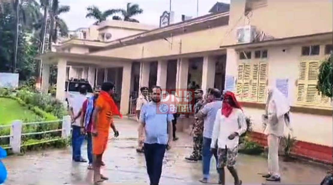 बेगूसराय में समाहरणालय के समीप मृतक के शव रखकर परिजनों ने मुआवजे की मांग को लेकर किया प्रदर्शन 3