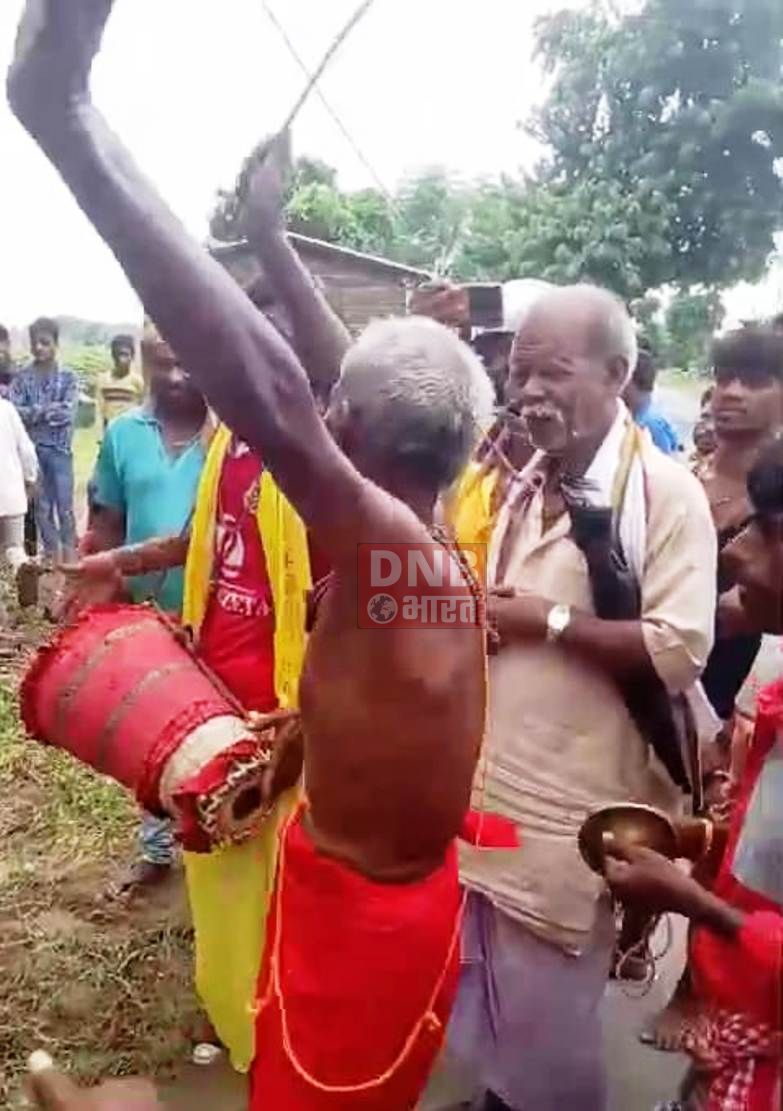 समस्तीपुर: ट्रांसफार्मर में बार बार लग जाती थी आग, मिस्त्री बोला भुत प्रेत का साया, लोगो ने बुला लिया तांत्रिक, वीडियो हुआ वायरल 3