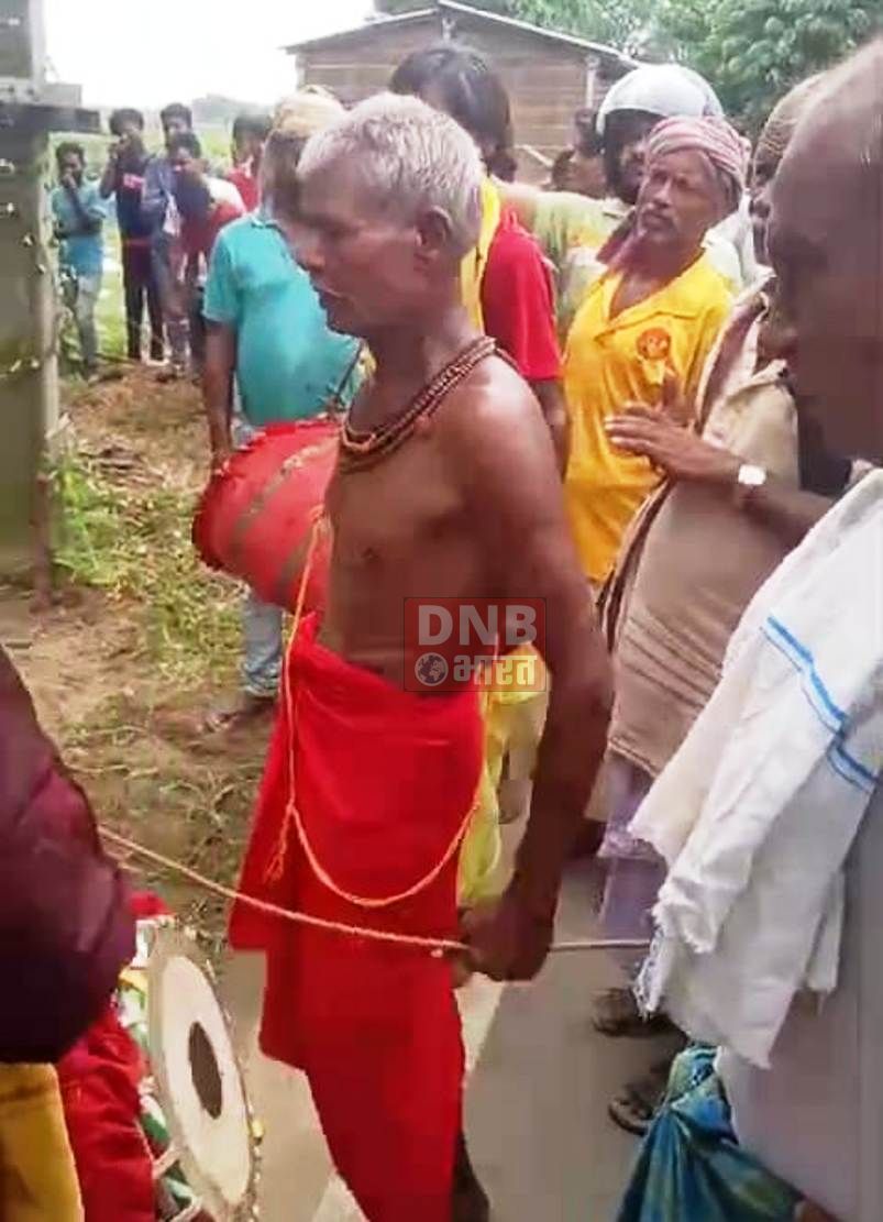 समस्तीपुर: ट्रांसफार्मर में बार बार लग जाती थी आग, मिस्त्री बोला भुत प्रेत का साया, लोगो ने बुला लिया तांत्रिक, वीडियो हुआ वायरल 4