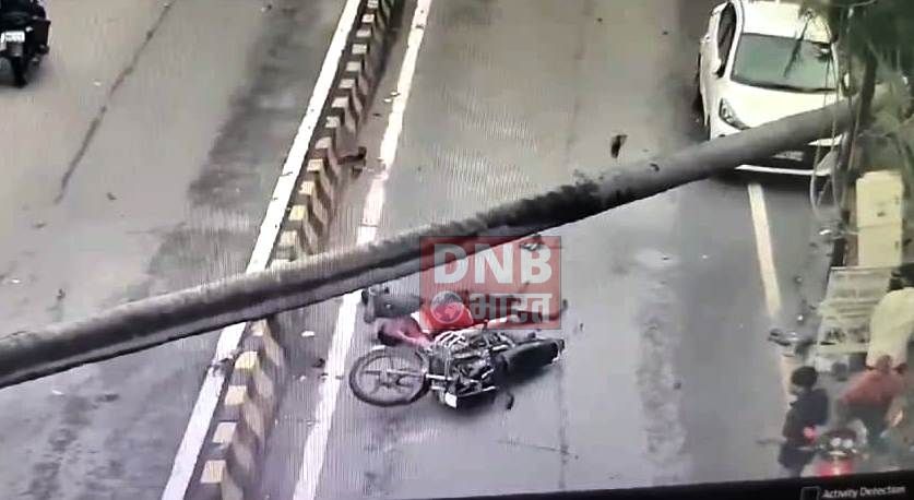 बिहार थाना क्षेत्र के कागजी मोहल्ले रांची रोड में आंधी तूफान के कारण विशाल ताड़ का पेड़ गिरने से दो युवकों की मौत का लाइव वीडियो आया सामने 2