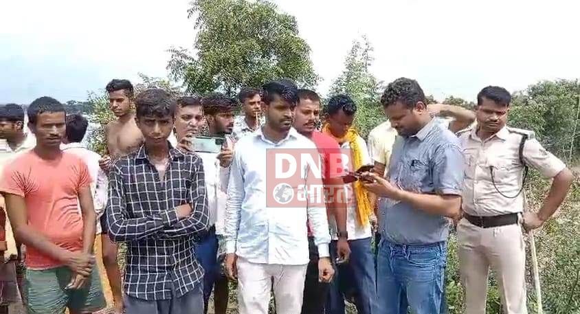 लगातार बारिश के कारण अचानक लोकायन नदी में बढ़ा जलस्तर, हिलसा के राढी छिलका के पास तटबंध टूटने से बेलदार बीघा गांव में घुसा पानी 3