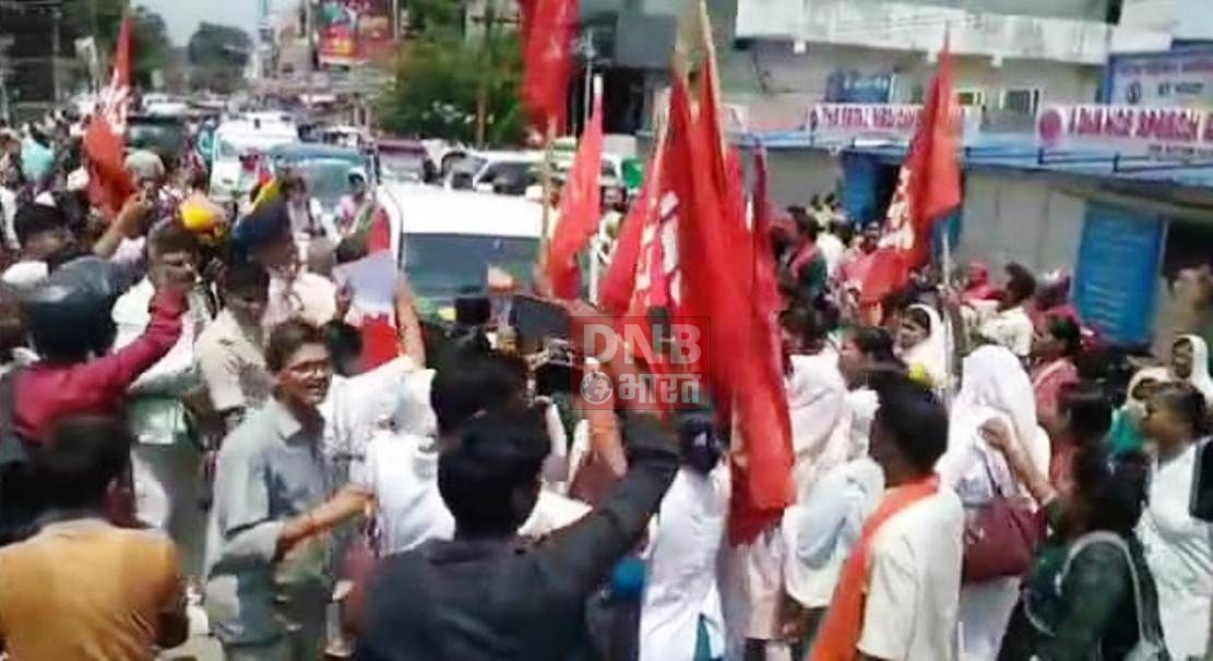 बेगूसराय के सांसद सह केंद्रीय मंत्री गिरिराज सिंह को विरोध का करना पड़ा सामना, संविदा पर बहाल स्वास्थ्य कर्मियों ने उन्हें घेर लिया और अपनी 12 सूत्री मांगों से कराया अवगत 2