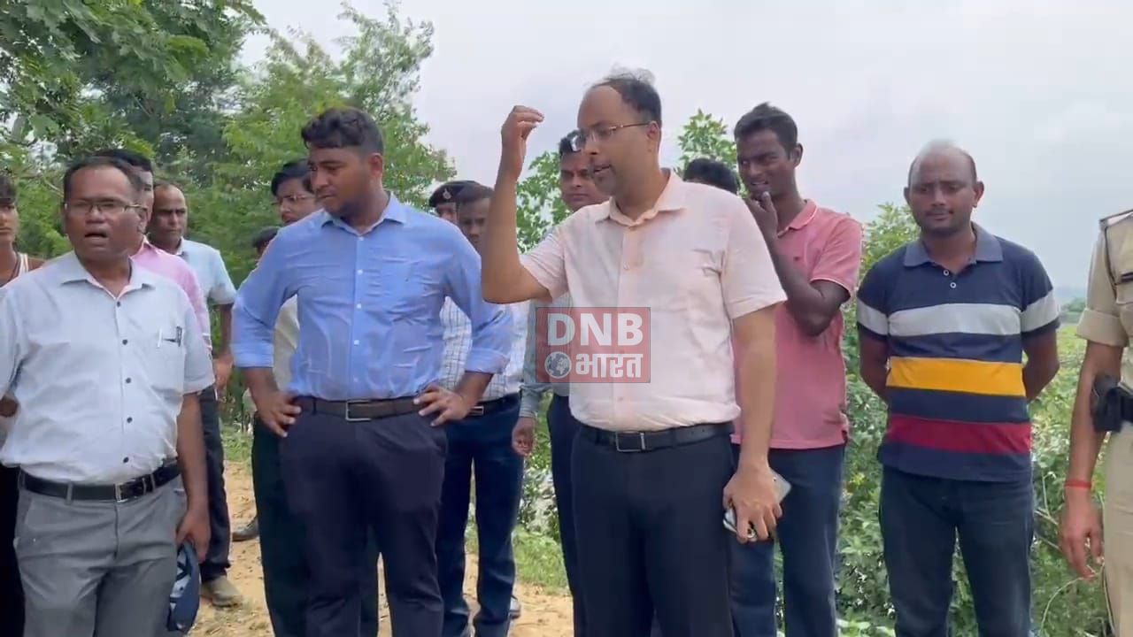 जिलाधिकारी ने बाढ़ प्रभावित क्षेत्रों का किया दौरा, टूटे हुए तटबंध और बाढ़ राहत शिविरों का किया निरीक्षण 2