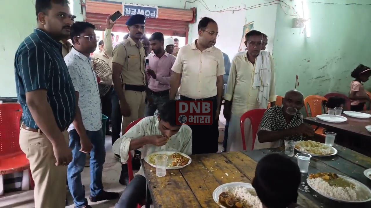 जिलाधिकारी ने बाढ़ प्रभावित क्षेत्रों का किया दौरा, टूटे हुए तटबंध और बाढ़ राहत शिविरों का किया निरीक्षण 3