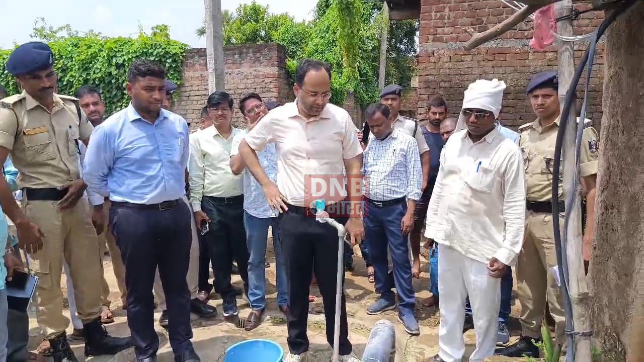 जिलाधिकारी ने बाढ़ प्रभावित क्षेत्रों का किया दौरा, टूटे हुए तटबंध और बाढ़ राहत शिविरों का किया निरीक्षण 4