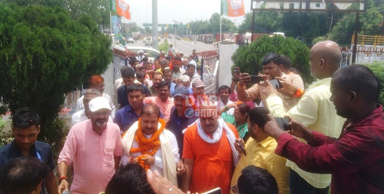 भाजपा प्रदेश अध्यक्ष ने राष्ट्रकवि रामधारी सिंह दिनकर के आदमकद प्रतिमा पर माल्यार्पण कर किया नमन 2