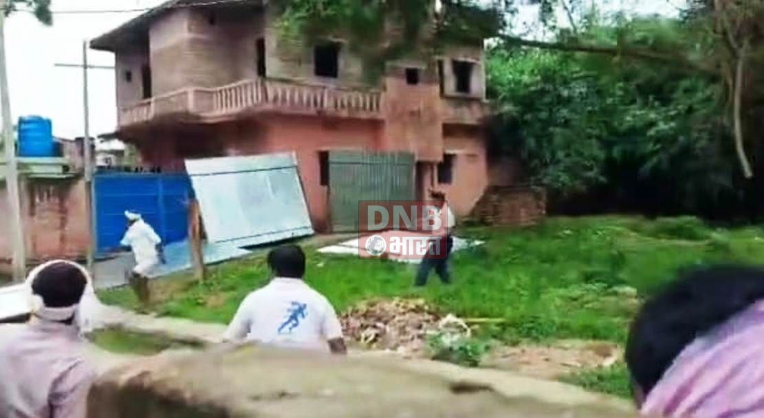 बेगूसराय में जमीन पर जबरन कब्जा करने का विरोध करने पर शिक्षक दम्पति को दवंगो ने पीट पीट कर किया घायल 4