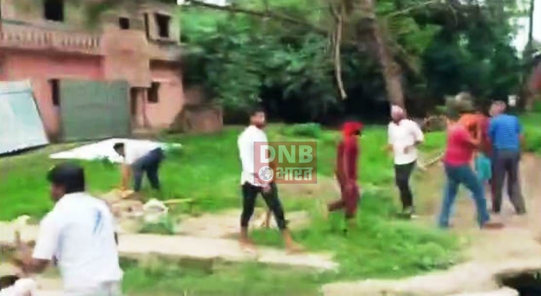 बेगूसराय में जमीन पर जबरन कब्जा करने का विरोध करने पर शिक्षक दम्पति को दवंगो ने पीट पीट कर किया घायल 3