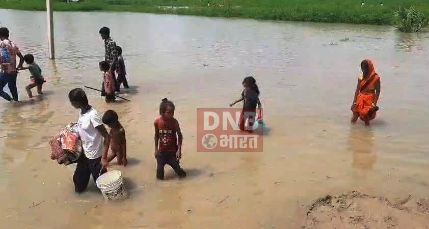 बेगूसराय में गंगा के जलस्तर में लगातार हो रही वृद्धि से लोगों की बढ़ी परेशानी, लोग सुरक्षित स्थानों की खोज में पलायन करने को विवश 2