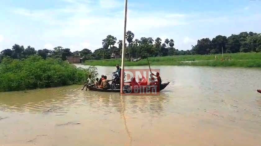 बेगूसराय में गंगा के जलस्तर में लगातार हो रही वृद्धि से लोगों की बढ़ी परेशानी, लोग सुरक्षित स्थानों की खोज में पलायन करने को विवश 3