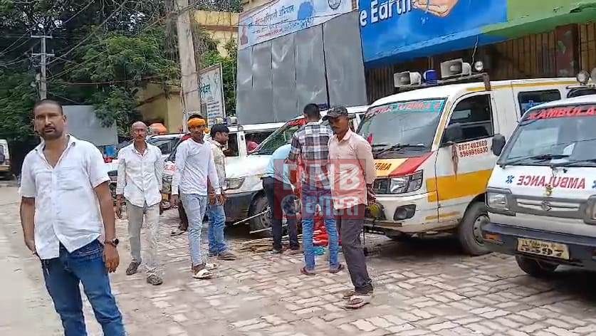 नालंदा-अस्पताल के आस पास निजी एंबुलेंस वाहन लगाने पर परिवहन विभाग द्वारा फाइन किए जाने के विरोध में चालकों ने बैठक कर डीएम को सौंपा ज्ञापन 3