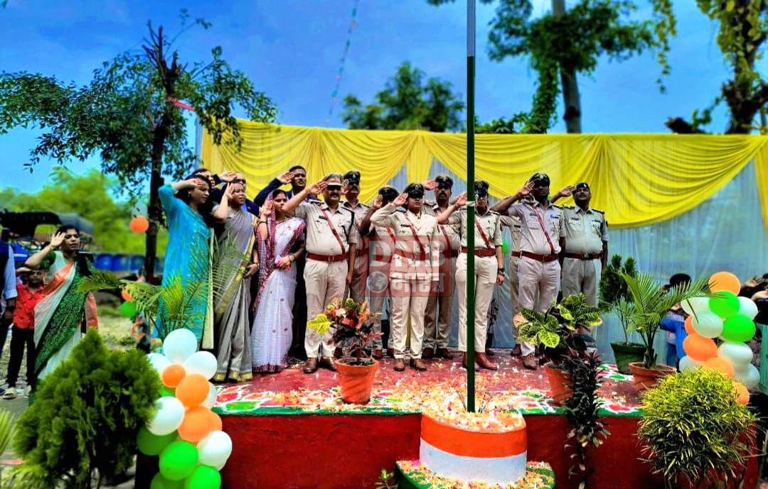 समस्तीपुर: बंगरा थाना में शान से लहराया तिरंगा,थानाध्यक्ष मनीषा कुमारी ने दी झंडे को सलामी 2