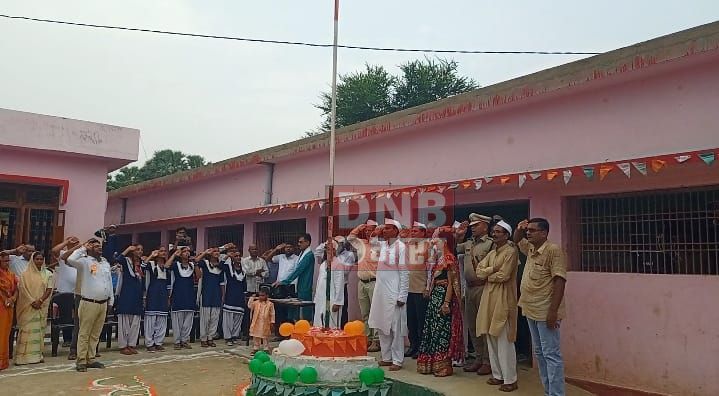 वीरपुर प्रखंड क्षेत्र में राष्ट्रीय ध्वज को हर्षोल्लास के साथ दिया गया सलामी 4