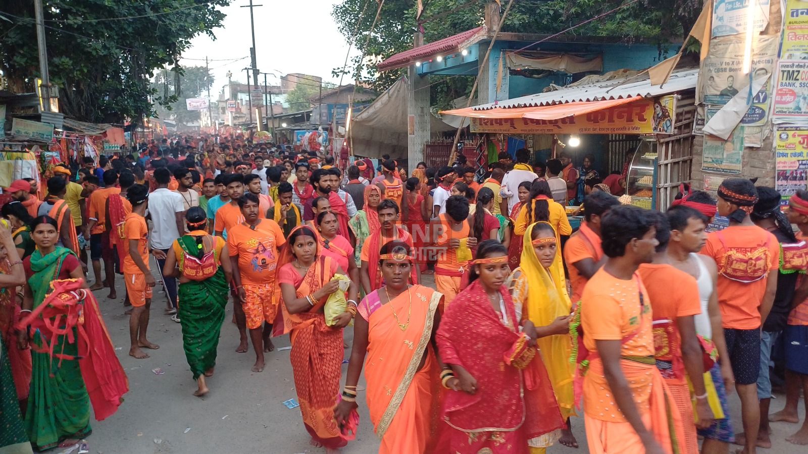 सावन की अन्तिम सोमवारी के पूर्व संध्या पर झमटिया घाट पर उमड़ी श्रद्धालुओं की भीड़ 4