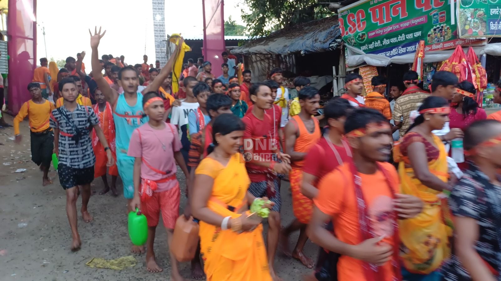 सावन की अन्तिम सोमवारी के पूर्व संध्या पर झमटिया घाट पर उमड़ी श्रद्धालुओं की भीड़ 3
