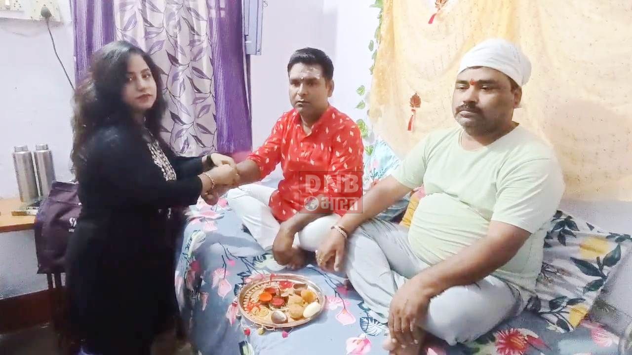 बहनों ने अपने भाई की कलाई पर राखी बांधकर मांगी लंबी उम्र की दुआ, एक बजकर 32 मिनट पर भद्रा समाप्त होने के बाद ही बहने ने भाई की कलाई पर बांधी राखी 2
