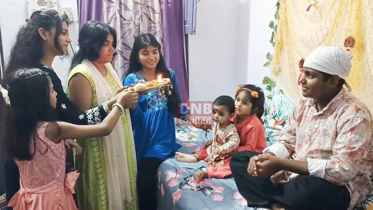बहनों ने अपने भाई की कलाई पर राखी बांधकर मांगी लंबी उम्र की दुआ, एक बजकर 32 मिनट पर भद्रा समाप्त होने के बाद ही बहने ने भाई की कलाई पर बांधी राखी 3