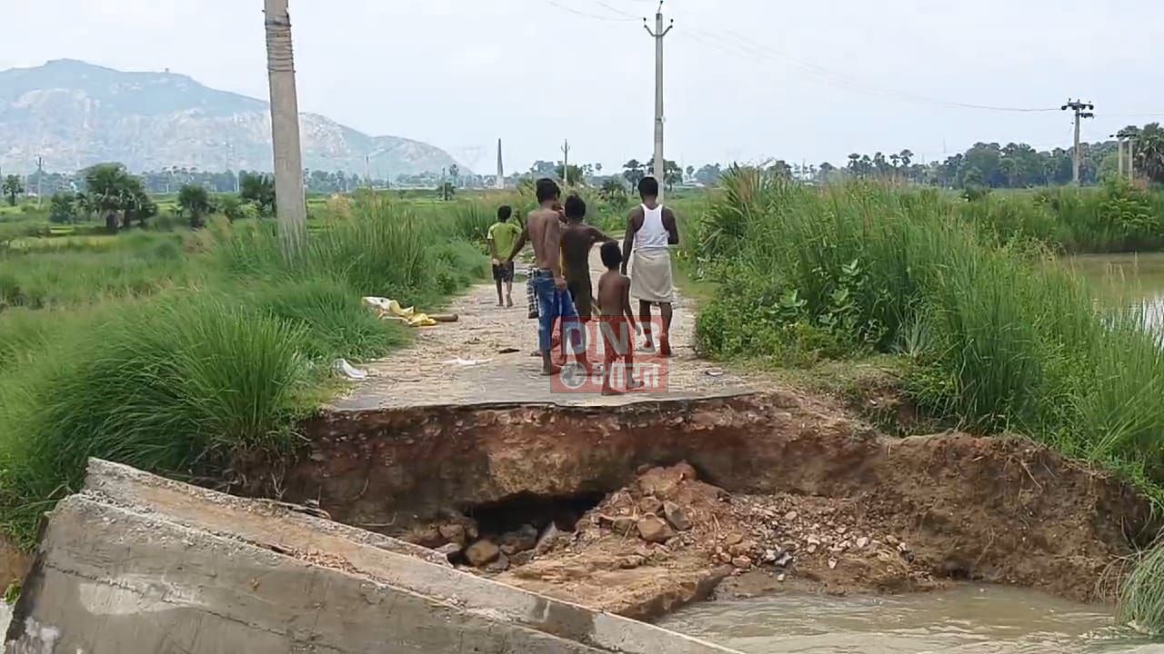 लगातार बारिश के कारण सकरी नदी का जलस्तर बढ़ने से गिरियक प्रखंड का महतपुरा गांव के पास बना पुल हुआ ध्वस्त, आवागवन हुआ ठप 3