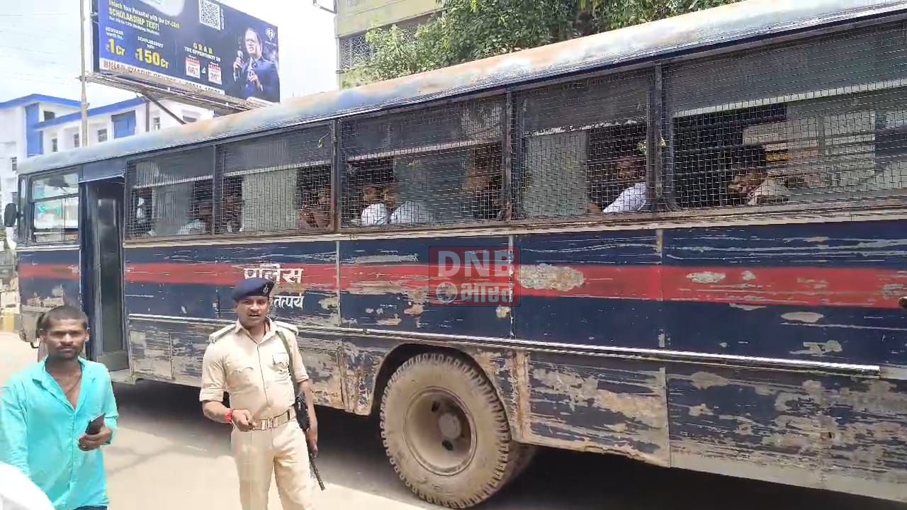 भारत बंद के दौरान उपद्रवियो ने कोर्ट में कैदियों को पेशी के लिए जा रहे कैदी वाहन को अस्पताल चौराहा पर घंटो रोका 2