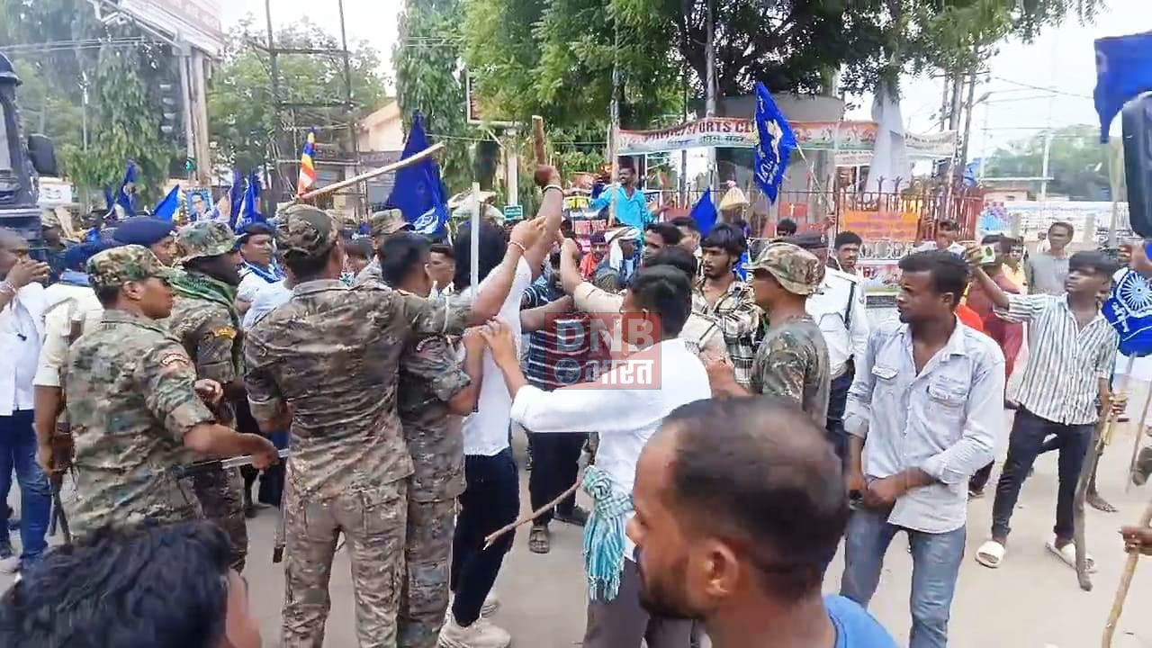 भारत बंद के दौरान उपद्रवियो ने कोर्ट में कैदियों को पेशी के लिए जा रहे कैदी वाहन को अस्पताल चौराहा पर घंटो रोका 3