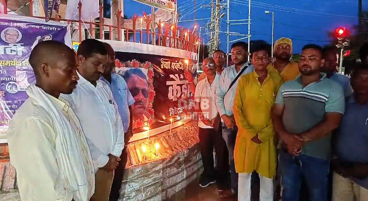 हाजीपुर नगर परिषद के वार्ड पार्षद पंकज कुमार राय की हत्या के विरोध में बिहार शरीफ के वार्ड पार्षदों ने नगर निगम से कैंडल मार्च निकालकर घटना का जताया विरोध 2